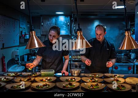 Servir dans la cuisine quand la mer est agitée. Croisière sur les feux et les dragons du vrai Nord, îles Sunda, Indonésie Banque D'Images