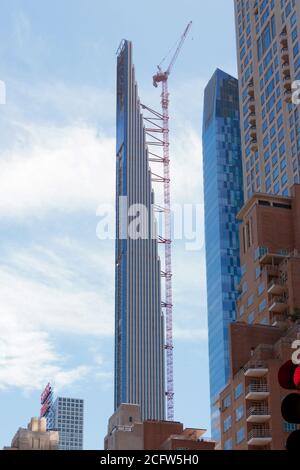 111 West 57th Street ou Steinway Tower, un gratte-ciel résidentiel de grande taille en construction sur le rang des milliardaires à Manhattan avec une grue dans le ciel Banque D'Images