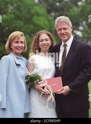 6/7/1997 Photographie du Président William Jefferson Clinton, la première dame Hillary Rodham Clinton, et Chelsea Clinton qui pose pour l'obtention du diplôme de Chelsea Portrait Banque D'Images