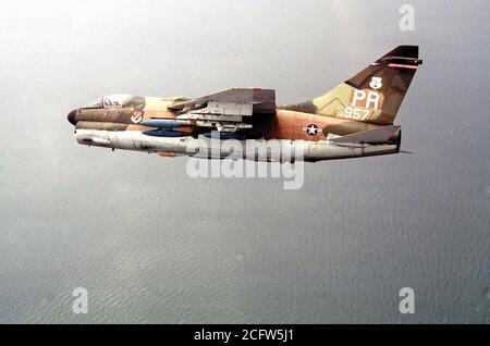 1978 - Un avion vue du côté gauche d'un Porto Rico Air National Guard A-7D Corsair II lors de l'exercice La protection solide '78. L'appareil est armé avec Mark 82 bombes de 500 livres. Banque D'Images