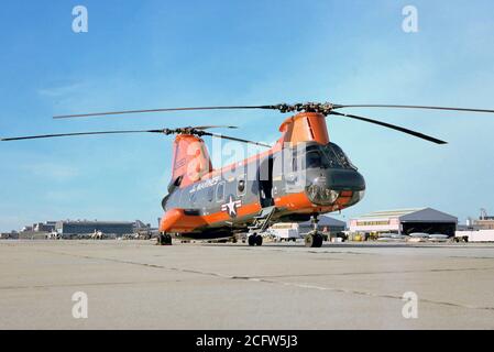 1978 - Vue avant droite de l'aire marine de HH-46 Sea Knight helicopter assis sur une ligne de vol. L'HH-46 est l'exploitation de la station de l'Escadron de génie. Banque D'Images