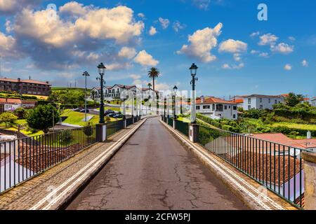 Vue sur Nordeste sur l'île de Sao Miguel, Açores. Vieux pont en pierre dans le village de Nordeste, Sao Miguel, Açores. Village de Nordeste avec construction de ville blanche Banque D'Images