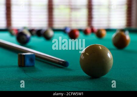 Boule blanche et bâton de Cue sur la table de billard Banque D'Images