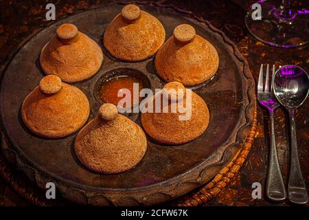 Recouverts de couvercles coniques en céramique, les huîtres chaudes Hanuman arrivent sur la table. Chef de cuisine Jimmy Shu de Hanuman à Darwin, territoire du Nord, Australie Banque D'Images