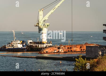 Le pétrolier Delphi s'est écrasé près de la côte de la mer Noire en Ukraine, Odessa 26 août 2020. Un petit pétrolier, vieux et rouillé, se trouve sur le côté de la mer. Levage en contrebas Banque D'Images