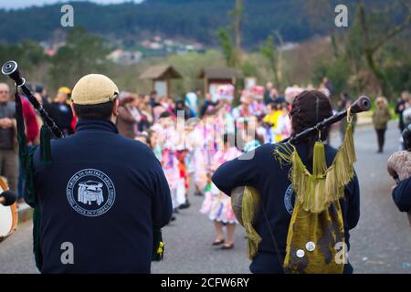 Célébration de la « Carnaval de Cobres », à Vilaboa, Pontevedra, Espagne. Février 2020. Célébration traditionnelle avec costumes régionaux, musique et danses Banque D'Images