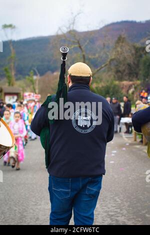 Célébration de la « Carnaval de Cobres », à Vilaboa, Pontevedra, Espagne. Février 2020. Célébration traditionnelle avec costumes régionaux, musique et danses Banque D'Images