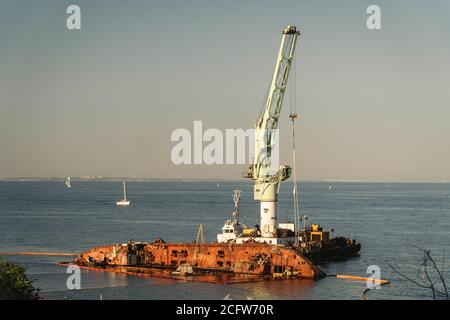 Le pétrolier Delphi s'est écrasé près de la côte de la mer Noire en Ukraine, Odessa 26 août 2020. Un petit pétrolier, vieux et rouillé, se trouve sur le côté de la mer. Levage en contrebas Banque D'Images