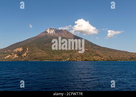 L'odeur de soufre du volcan actif Batu Tara Sur l'île indonésienne de Pulau Komba peut même être sentait dans l'hélicoptère Banque D'Images