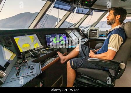 Avec le capitaine sur le pont pendant la croisière de tir et de dragons du Nord vrai, îles Sunda, Indonésie Banque D'Images