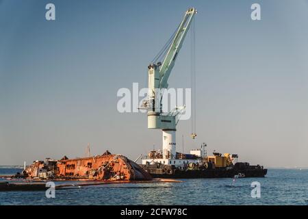 Le pétrolier Delphi s'est écrasé près de la côte de la mer Noire en Ukraine, Odessa 26 août 2020. Un petit pétrolier, vieux et rouillé, se trouve sur le côté de la mer. Levage en contrebas Banque D'Images