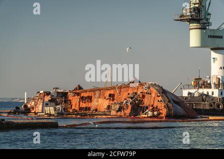 L'épave du pétrolier Delfi sur la plage d'Odessa. Désastre écologique, déversement de pétrole sur les plages de la ville comme. Pétrolier submergé Delfi près de la côte de la mer Noire Banque D'Images