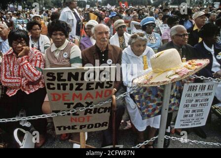 Un mars pour protester contre l'inflation, le chômage et les impôts élevés à l'arrêt le long de Lake Shore Drive à Chicago pour entendre les discours des différents responsables, le Rallye a été dirigé par le Rev Jesse Jackson et l'opération Push, 10/1973 Banque D'Images