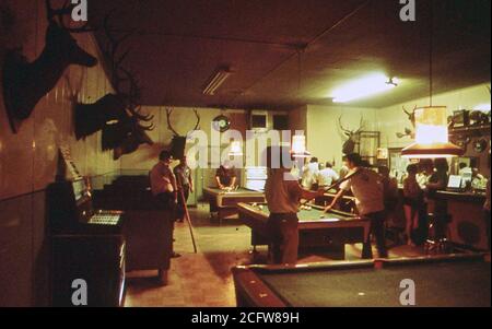 Les hommes en jouant au billard à l'intérieur d'un comté de Jefferson, KY salle de billard de juin 1972 Banque D'Images