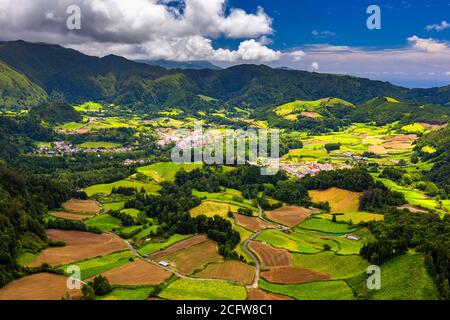 Vue sur le village de Furnas dans l'île de São Miguel, Açores, Portugal. Vue sur Furnas un célèbre village pour les sources thermales géothermiques dans l'île de São Miguel Açores P. Banque D'Images