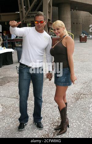 México, DF.- Auditorio Nacional – El actor Xavier Ortiz nos presento a su novia Sylvia Preskova, quien le visito durante la conferencia del musical Aventurera en la cual interpréta a la Bugambilia. Banque D'Images