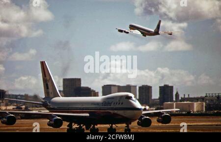 L'Aéroport International d'Honolulu s'occupe de presque tous les visiteurs de l'île. Près de 2,7 millions sont prévus en 1973, Octobre 1973 Banque D'Images