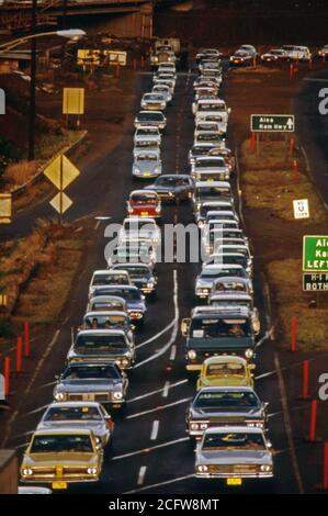 La construction d'étranglement sur H-1 Freeway près de Honolulu d'ouest pendant l'heure de pointe du matin. Les voyageurs viennent de zones à croissance rapide tels que Pearl City et Mililani town, Octobre 1973 Banque D'Images