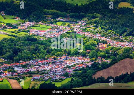 Vue sur le village de Furnas dans l'île de São Miguel, Açores, Portugal. Vue sur Furnas un célèbre village pour les sources thermales géothermiques dans l'île de São Miguel Açores P. Banque D'Images