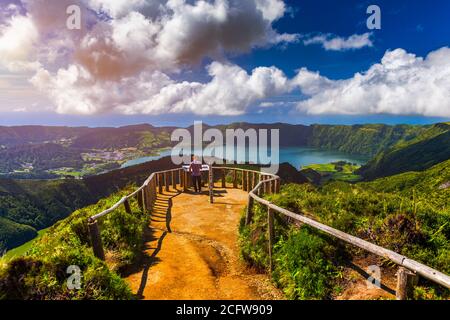 Belle vue sur le lac de Santiago 'Lagoa de Santiago ' du point de vue de la bouche de l'Enfer 'Miradouro Boca do Inferno' dans l'île de São Miguel, Açores, Portugal. Lak Banque D'Images