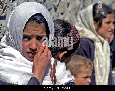 2004 - les filles afghanes locales bordent les rues à Golbahar, la province de Parwan, à l'Afghanistan ces filles assistent à l'école qui a été construite avec la direction et la surveillance de l'Parwan Équipe provinciale de reconstruction (EPR) au cours de l'opération ENDURING FREEDOM. Banque D'Images