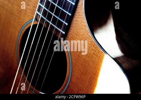 Gros plan du corps de guitare à 6 cordes et du fingerboard avec dessus en cèdre Banque D'Images