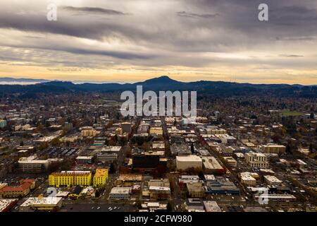 Vue en hauteur d'Eugene, Oregon, par temps nuageux. Banque D'Images