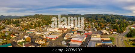 Panorama aérien de Coquille, Oregon, États-Unis pendant la journée d'été. Banque D'Images