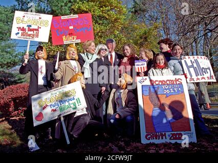 Photographie du Président William Jefferson Clinton, la première dame Hillary Rodham Clinton, et Chelsea Clinton se faisant passer à un bureau de scrutin dans Chappaqua, New York 11/7/2000 Banque D'Images