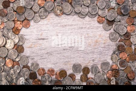 Arrière-plan en bois ancien avec de vieilles pièces de monnaie dispersées pour former le cadre. Texture de l'arrière-plan avec modification non imposée Banque D'Images