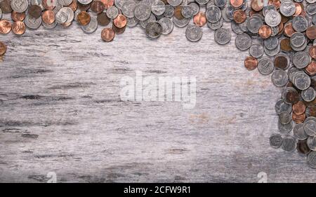 Arrière-plan en bois ancien avec de vieilles pièces de monnaie dispersées pour former le cadre. Texture de l'arrière-plan avec modification non imposée Banque D'Images