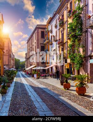 Vue sur la rue du magnifique village de Bosa avec des maisons colorées et un château médiéval. Bosa est situé dans le nord de la Sardaigne, en Italie. Rue v Banque D'Images