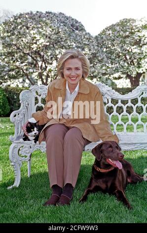 4/7/1999 - Photo de la première dame Hillary Rodham Clinton avec chaussettes le chat et le chien Buddy Banque D'Images