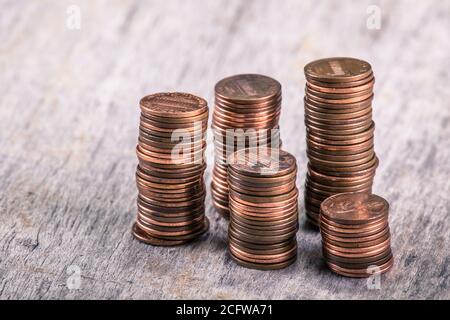 Piles de vieux pennies sur une table en bois Banque D'Images