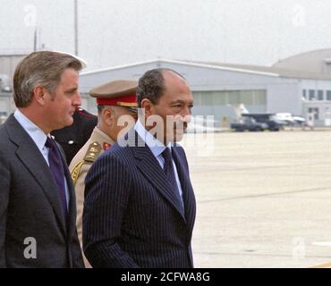 1978 - Vice-président Walter Mondale (à gauche du centre) escorte le Président égyptien Anouar el-Sadate (à droite) avant le départ de Sadate une visite d'état en nous. Banque D'Images