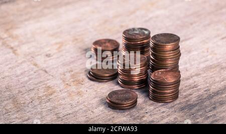 Piles de vieux pennies sur une table en bois Banque D'Images