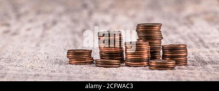 Piles de vieux pennies sur une table en bois Banque D'Images