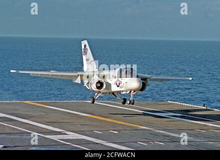 1979 - Une vue avant droite d'un S-3 Viking atterrissage des aéronefs sur le pont du porte-avions USS Independence (CV-62). Banque D'Images