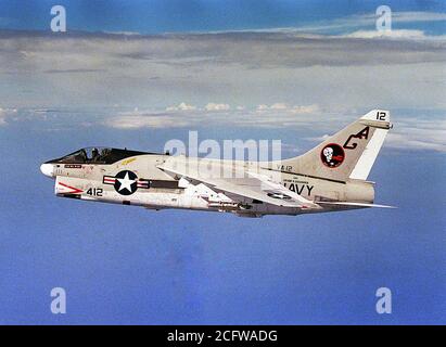 1978 - Un avion vue du côté gauche d'une Attack Squadron 12 (VA-12) A-7E Corsair II aéronefs. Banque D'Images