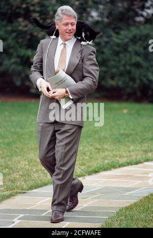 3/7/1995 - Photographie du Président William Jefferson Clinton avec chaussettes le chat perché sur l'épaule de Clinton Banque D'Images