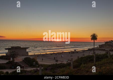Le coucher de soleil à Moonlight State Beach à San Diego, Californie, le mardi 9 juin 2020. (Rishi Deka) Banque D'Images