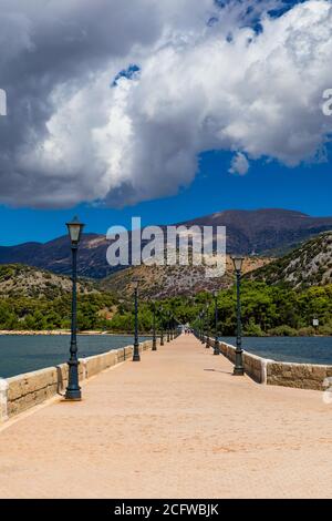 Vue sur le pont de Bosset dans la ville d'Argostoli sur l'île de Kefalonia. Pont de Bosset sur le lac à Argostoli, Kefalonia. Obélisque et le de Bosset br Banque D'Images