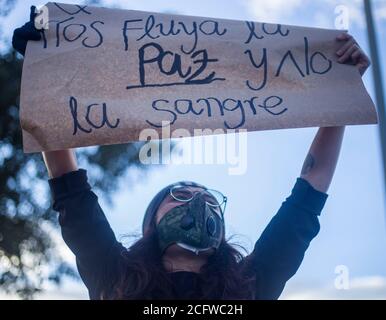 Bogota, Colombie. 4 septembre 2020. Une personne proteste contre les derniers massacres en Colombie crédit: Daniel Garzon Herazo/ZUMA Wire/Alamy Live News Banque D'Images