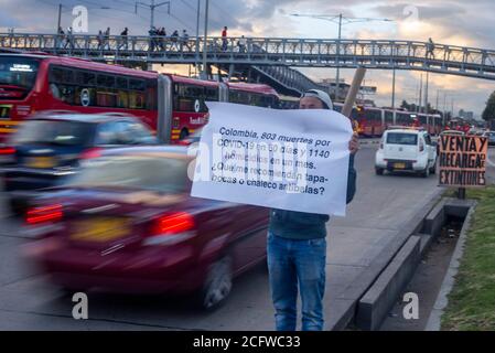 Bogota, Colombie. 4 septembre 2020. Une personne porte un signe qui dit ''Colombie, 803 morts de Covid-19 en 60 jours et 1,140 homicides en un mois. Que recommandez-vous pour un masque facial ou un gilet à l'épreuve des balles Credit: Daniel Garzon Herazo/ZUMA Wire/Alamy Live News Banque D'Images