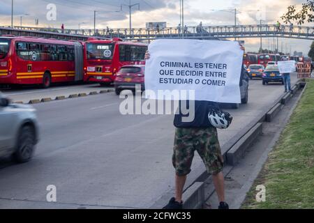 Bogota, Colombie. 4 septembre 2020. Une personne a un signe qui dit ''le criminel est de devoir décider entre étudier ou manger. Crédit : Daniel Garzon Herazo/ZUMA Wire/Alay Live News Banque D'Images