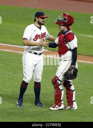 Cleveland, États-Unis. 07septembre 2020. Les Indiens de Cleveland Brad Hand (33) est félicité par le receveur Roberto Pérez après que les Indiens ont vaincu les Kansas City Royals au progressive Field à Cleveland, Ohio, le lundi 7 septembre 2020. Photo par Aaron Josefczyk/UPI crédit: UPI/Alay Live News Banque D'Images