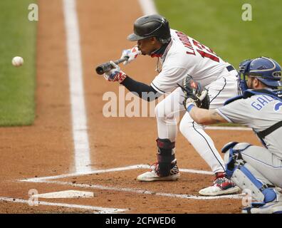 Cleveland, États-Unis. 07septembre 2020. Cleveland Indians Francisco Lindor (12) a fait des petits pains lors du premier repas contre les Kansas City Royals au progressive Field à Cleveland, Ohio, le lundi 7 septembre 2020. Photo par Aaron Josefczyk/UPI crédit: UPI/Alay Live News Banque D'Images