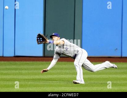 Cleveland, États-Unis. 07septembre 2020. Kansas City Royals Alex Gordon (4) fait un crochet de plongée dans le cinquième repas contre les Cleveland Indians au progressive Field à Cleveland, Ohio, le lundi 7 septembre 2020. Photo par Aaron Josefczyk/UPI crédit: UPI/Alay Live News Banque D'Images