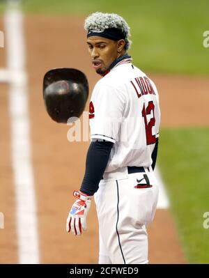 Cleveland, États-Unis. 07septembre 2020. Les Cleveland Indians Francisco Lindor (12) lance son casque après avoir pris le premier repas contre les Kansas City Royals à progressive Field à Cleveland, Ohio, le lundi 7 septembre 2020. Photo par Aaron Josefczyk/UPI crédit: UPI/Alay Live News Banque D'Images