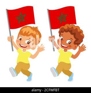 Drapeau marocain en main. Drapeau de retenue des enfants. Drapeau national du Maroc Banque D'Images